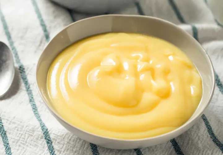 Crema pastelera suave y sedosa, perfecta para postres rápidos. ¡La crema pastelera microondas es tu aliada!