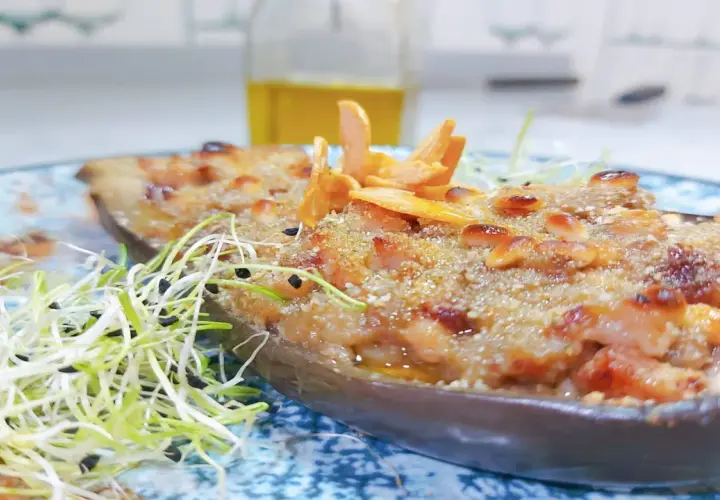 Berenjenas rellenas arguiñano, gratinadas y crujientes, con piñones y brotes frescos. ¡Un plato delicioso!