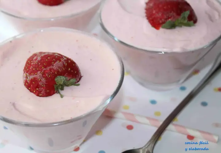 Deliciosa espuma de fresas Thermomix, servida en copas y decorada con fresas frescas.