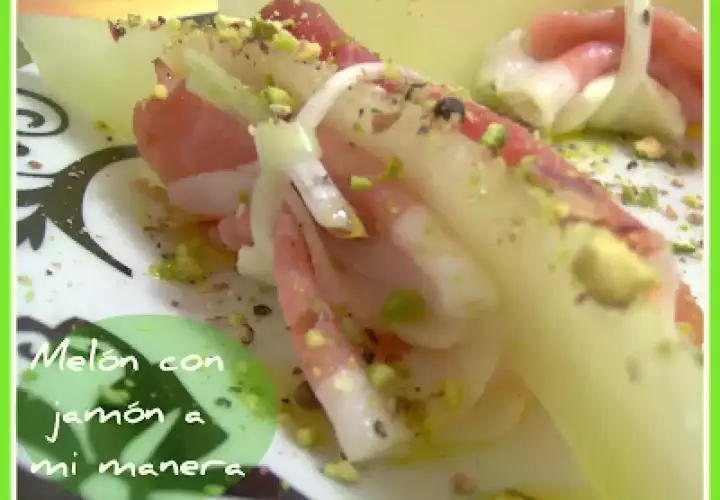 Melón con jamón, un clásico reinventado con pistachos picados. ¡Una delicia para el paladar!