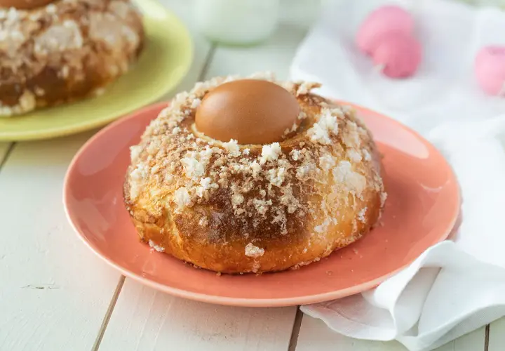Monas de Pascua con huevo cocido y azúcar glas, perfectas para tu receta.