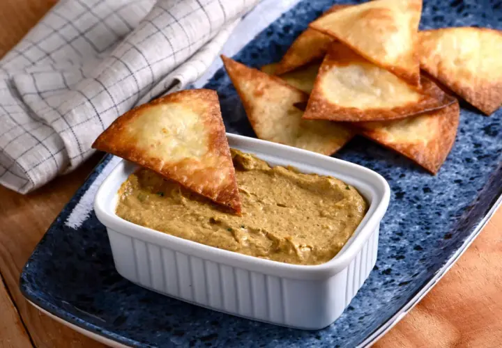 Un dip cremoso de paté de mejillones en escabeche, servido con crujientes totopos dorados.