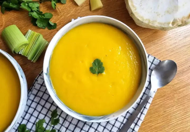 Crema de verduras Thermomix, un plato reconfortante y saludable. Puerro, apio y cilantro decoran esta deliciosa sopa.