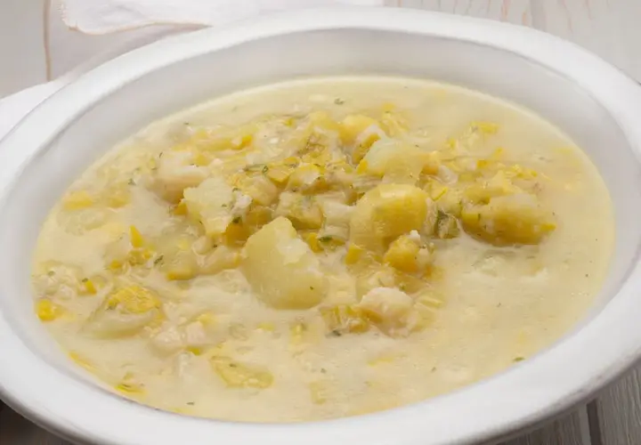 Crema reconfortante de puerros con patatas, un plato casero perfecto para un día frío.