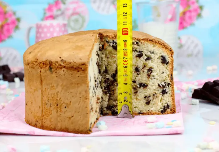 Bizcocho de vainilla con chispas de chocolate, medido con cinta métrica. ¡Perfecto para una merienda!