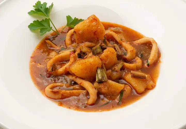 Patatas con calamares arguiñano, un plato casero lleno de sabor.