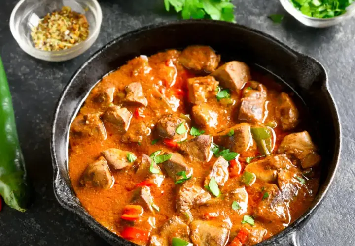Sabroso pollo guisado arguiñano en sartén, con pimientos y especias. ¡Un plato casero que huele delicioso!