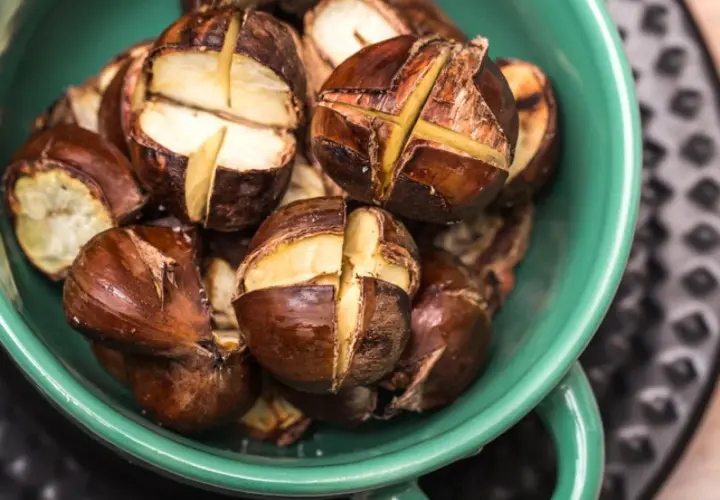 Castañas recién hechas, listas para asar en microondas. Su interior cremoso y su exterior tostado invitan a disfrutar de este manjar.