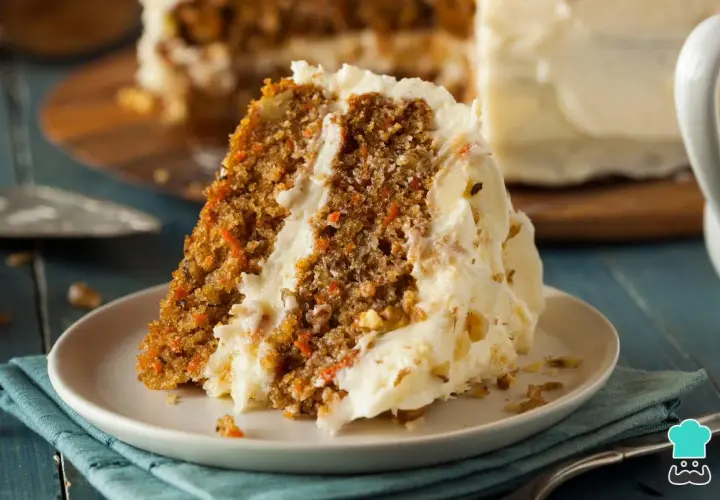 Deliciosa tarta de zanahoria y nueces, con un cremoso glaseado, lista para disfrutar.