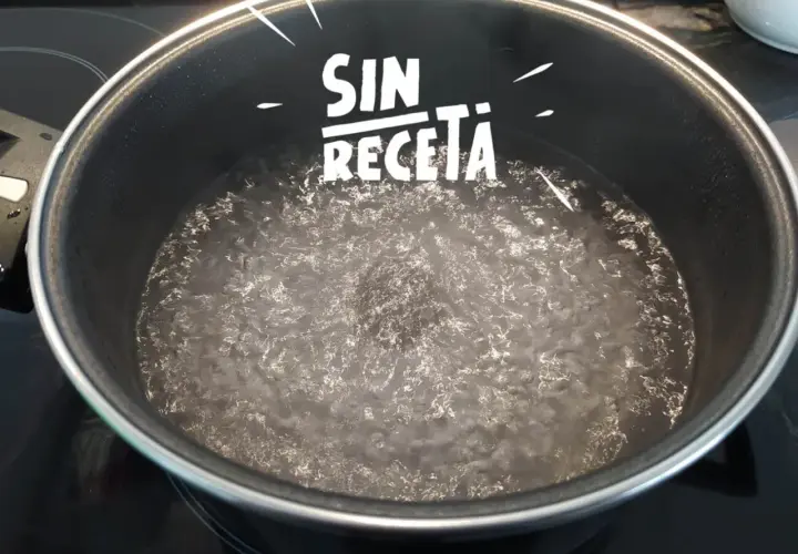 Agua hirviendo en una olla, lista para cocinar. ¿Cuánto tarda en hervir el agua? ¡Depende de la cocina!