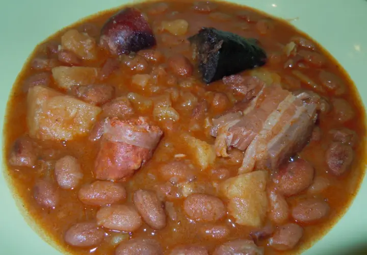 Alubias guisadas con chorizo y morcilla, perfectas tras su tiempo de cocción de las alubias en olla rápida.