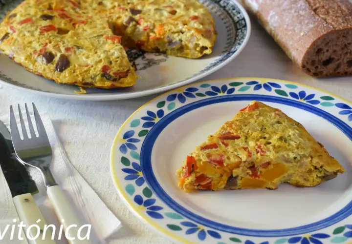 Deliciosa tortilla de berenjena con pimientos y calabaza, servida en un plato decorado.