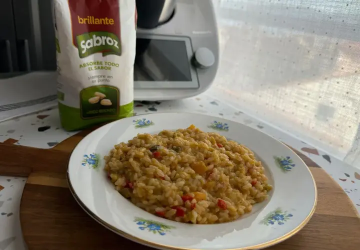Delicioso arroz con verduras hecho en Thermomix, listo para disfrutar.