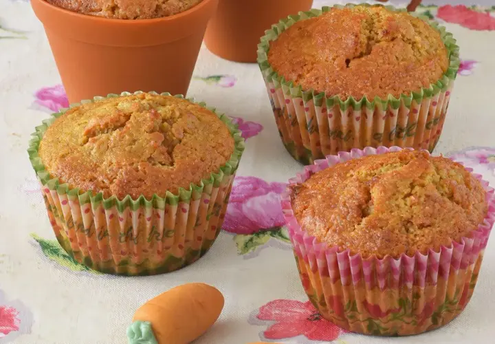 Deliciosas magdalenas de zanahoria, horneadas en macetas de terracota y decoradas con motivos florales.