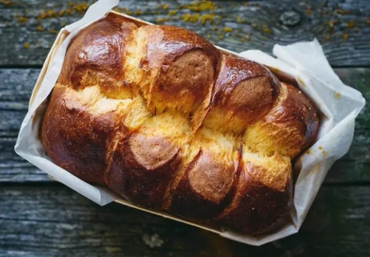 Pan casero Thermomix, dorado y esponjoso, listo para disfrutar. Su corteza crujiente y miga tierna lo hacen perfecto.