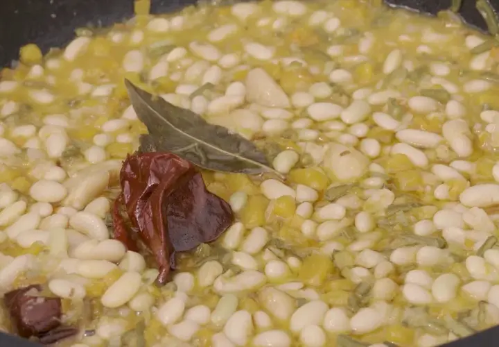 Un plato humeante de pochas a la riojana, con judías blancas tiernas, pimiento, laurel y guindilla.