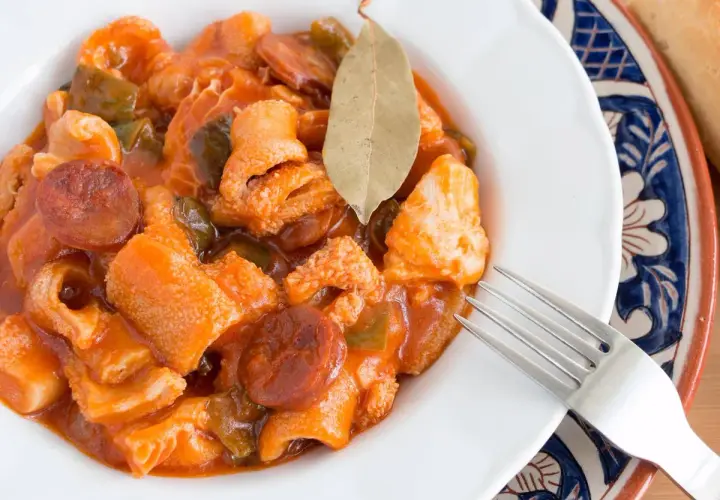 Un plato de callos a la madrileña, con chorizo y pimientos, como las recetas de la abuela. Un manjar tradicional.