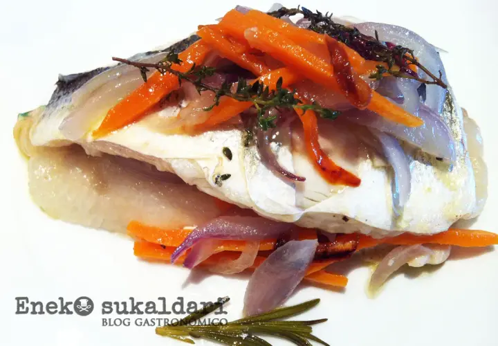 Lubina en papillote con zanahoria y cebolla morada, un plato ligero y sabroso.