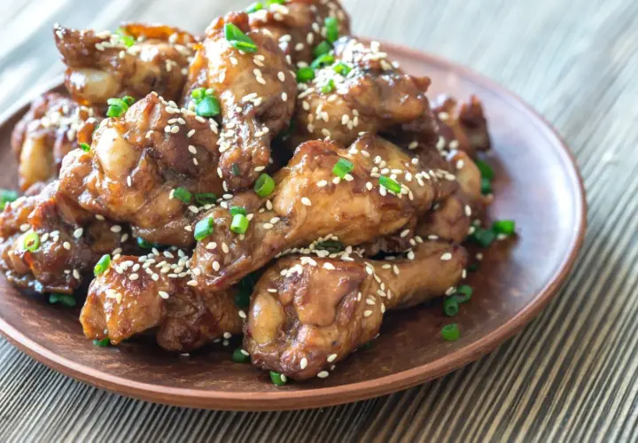 Alitas de pollo glaseadas con salsa de la abuela, espolvoreadas con semillas de sésamo y cebollín. ¡Un manjar casero!