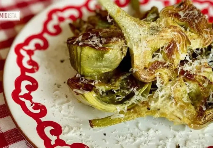 Deliciosas alcachofas hervidas, cortadas y gratinadas con queso rallado, listas para disfrutar. Ideales para tus recetas con alcachofas hervidas.