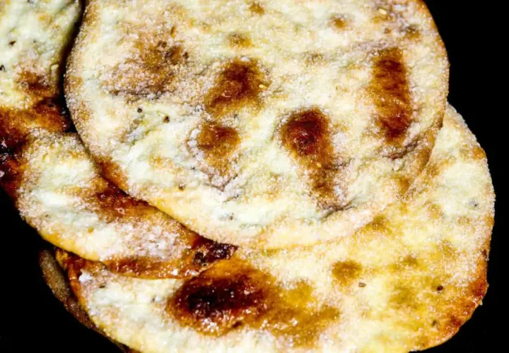 Deliciosas tortas de anís, crujientes y espolvoreadas con azúcar, listas para disfrutar.