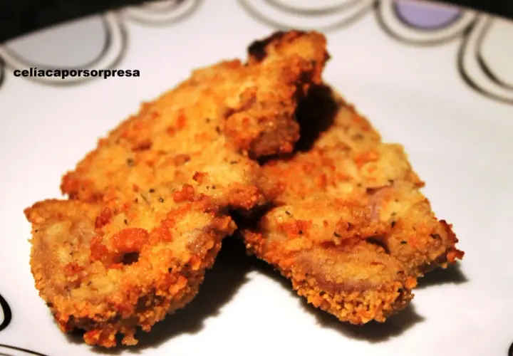 Tres escalopes de ternera empanados y dorados, listos para disfrutar.