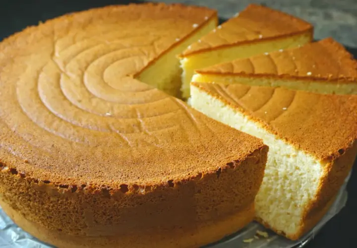 Bizcocho sin azucar, esponjoso y dorado, con un diseño circular en la superficie. Perfecto para un postre saludable.