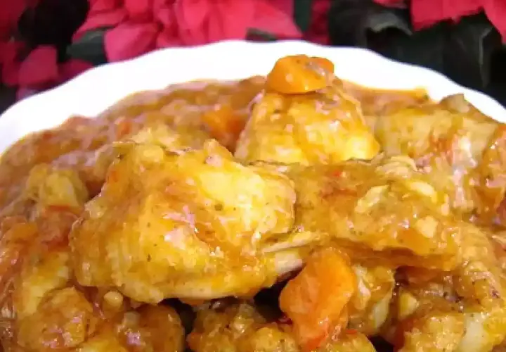 Sabroso pollo al chilindrón arguiñano, con trozos de pimiento y tomate en una salsa dorada.