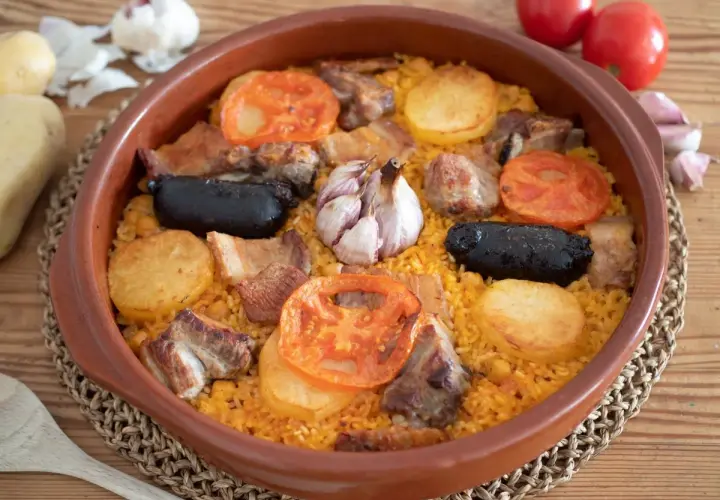 Arroz al horno con costillas, morcilla, patatas y tomates. El tiempo y temperatura perfectos para un plato delicioso.