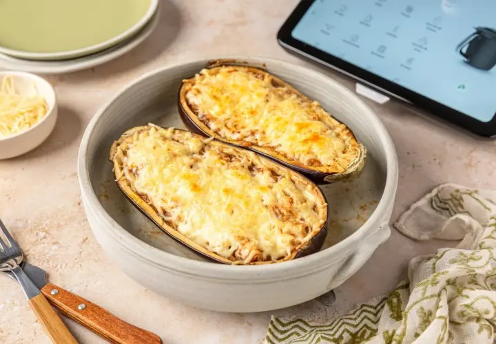 Berenjenas rellenas gratinadas, listas para disfrutar. La Thermomix facilita la preparación de esta deliciosa receta.