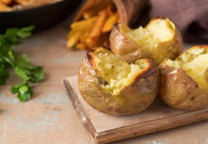 Patatas asadas al horno en papel albal, tiernas y doradas, listas para disfrutar.