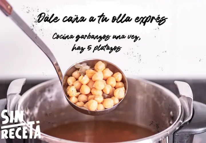 Cucharón lleno de garbanzos cocidos en olla express. ¡Cocina garbanzos una vez y haz 5 platazos!