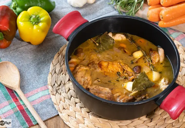 Un delicioso conejo en escabeche, cocinado a fuego lento con hierbas aromáticas y verduras.