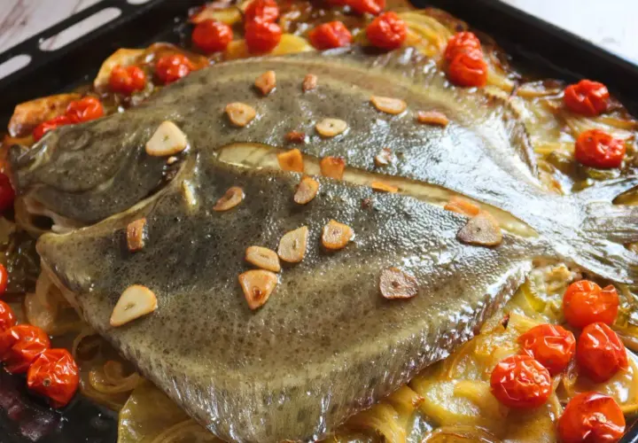 Rodaballo al horno con tomates y ajo. El tiempo perfecto para una comida deliciosa.