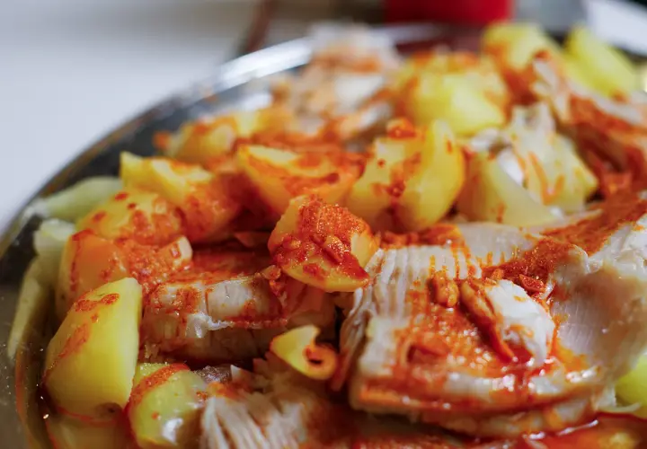 Raya a la gallega con patatas cocidas y espolvoreada con pimentón. Un plato tradicional gallego.