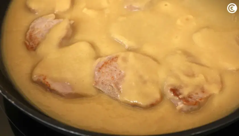 Filetes de cerdo en una salsa cremosa y espesa, perfecta para aprender como espesar una salsa.