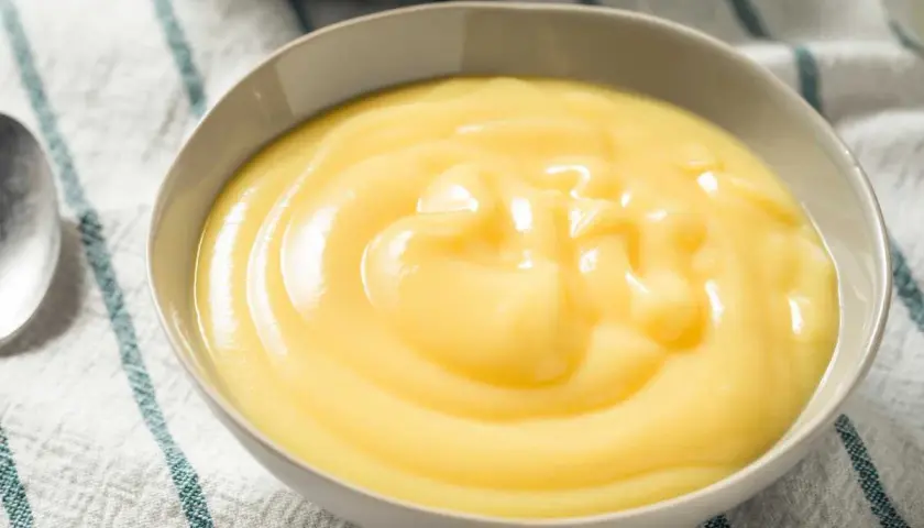 Crema pastelera suave y sedosa, perfecta para postres rápidos. ¡La crema pastelera microondas es tu aliada!
