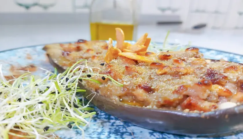 Berenjenas rellenas arguiñano, gratinadas y crujientes, con piñones y brotes frescos. ¡Un plato delicioso!
