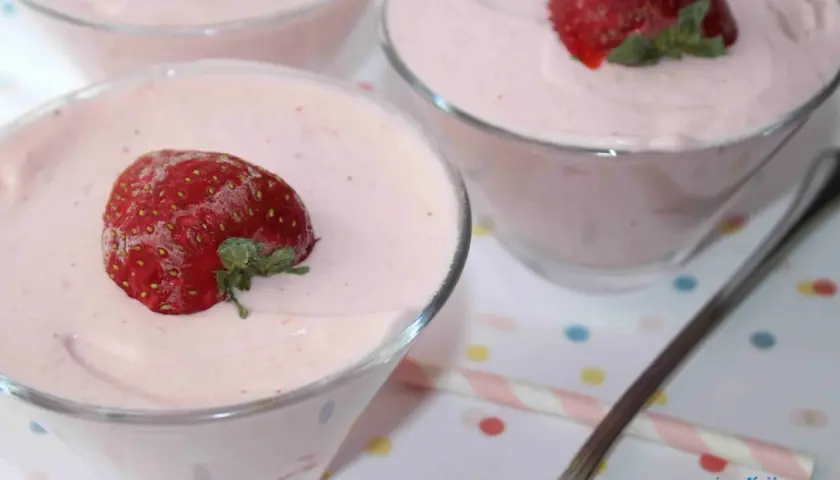 Deliciosa espuma de fresas Thermomix, servida en copas y decorada con fresas frescas.