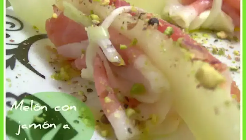 Melón con jamón, un clásico reinventado con pistachos picados. ¡Una delicia para el paladar!