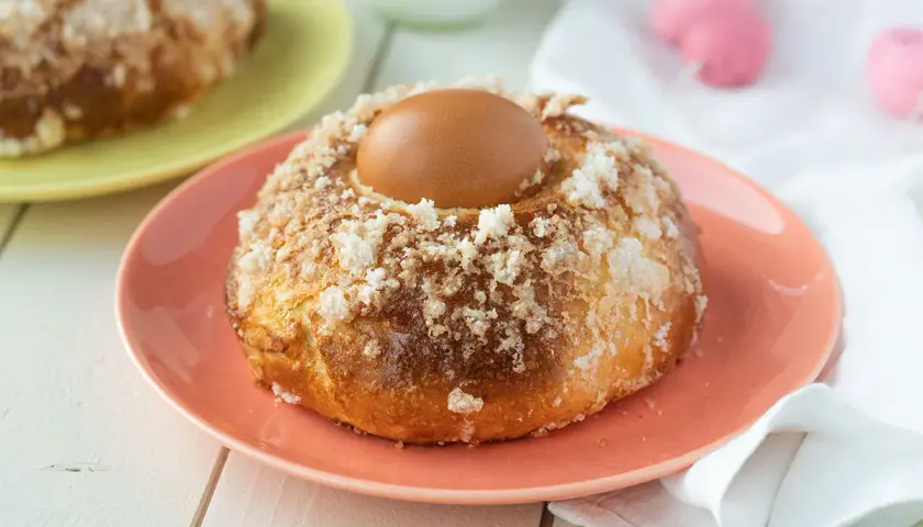 Monas de Pascua con huevo cocido y azúcar glas, perfectas para tu receta.