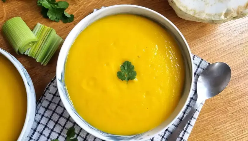 Crema de verduras Thermomix, un plato reconfortante y saludable. Puerro, apio y cilantro decoran esta deliciosa sopa.