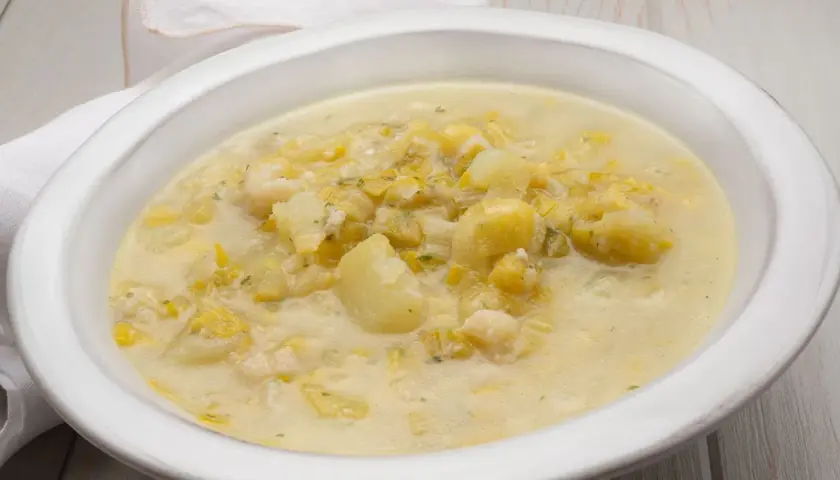 Crema reconfortante de puerros con patatas, un plato casero perfecto para un día frío.