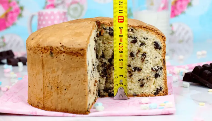 Bizcocho de vainilla con chispas de chocolate, medido con cinta métrica. ¡Perfecto para una merienda!