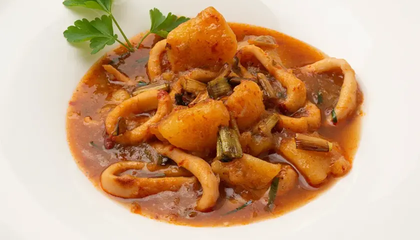 Patatas con calamares arguiñano, un plato casero lleno de sabor.