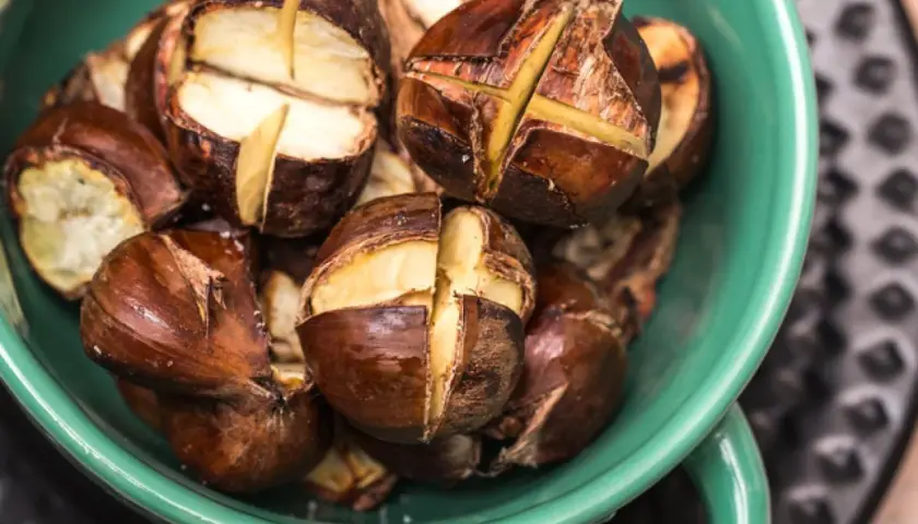 Castañas recién hechas, listas para asar en microondas. Su interior cremoso y su exterior tostado invitan a disfrutar de este manjar.