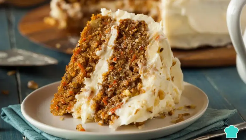 Deliciosa tarta de zanahoria y nueces, con un cremoso glaseado, lista para disfrutar.