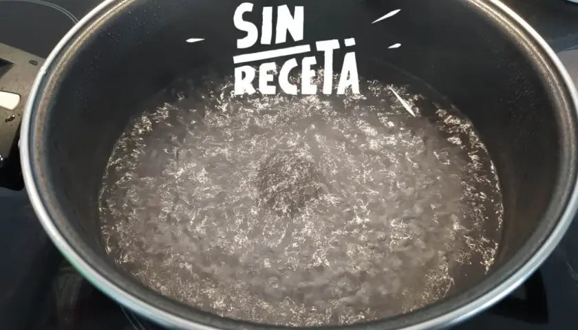 Agua hirviendo en una olla, lista para cocinar. ¿Cuánto tarda en hervir el agua? ¡Depende de la cocina!
