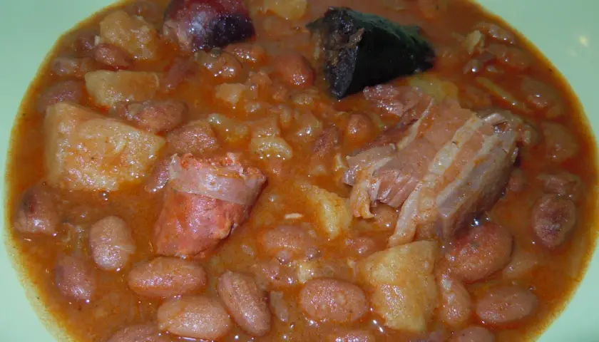 Alubias guisadas con chorizo y morcilla, perfectas tras su tiempo de cocción de las alubias en olla rápida.