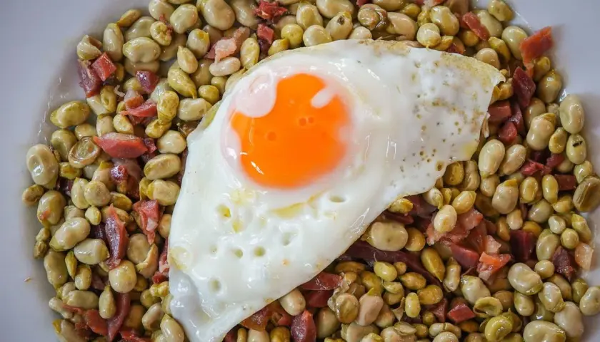 Habas con jamón, un plato típico español, coronado con un huevo frito. ¡Un clásico de Arguiñano!